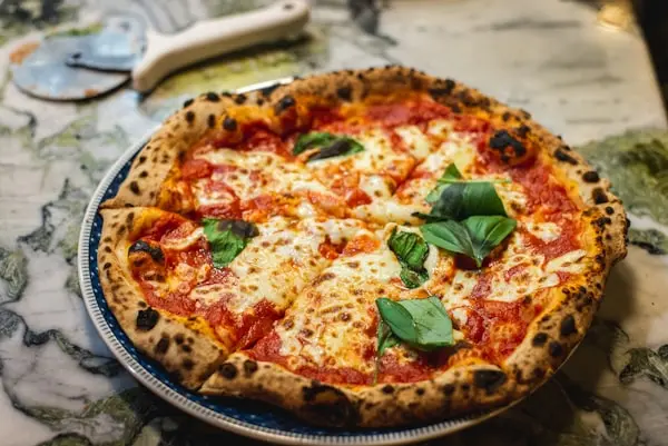 Pizza Margherita z pieca na drewno